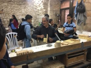 التعرف على مهنة صناعة المكانس مع جمعية المكفوفين في القدس